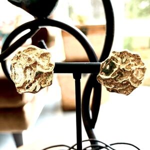 🌟 SALE $15 🌟 Vintage Hammered Circular Gold Plated Pierced Earrings